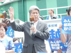 新宿駅東南口で、第一声をあげる候補者の鳥越俊太郎さん 7月14日