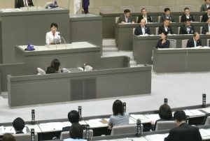 10月5日都議会本会議で質問に立つ小松久子